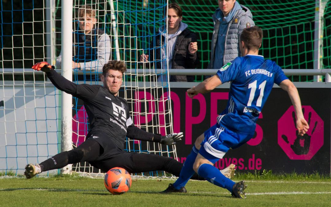 Der Anfang vom unrühmlichen Ende: VfB-Keeper Ferdinand Kozel säbelt Tobias Rembeck unnötigerweise um, den anschließenden Strafstoß verwandelt Marco Finster zum 1:0 für Deisenhofen.
© Robert Brouczek