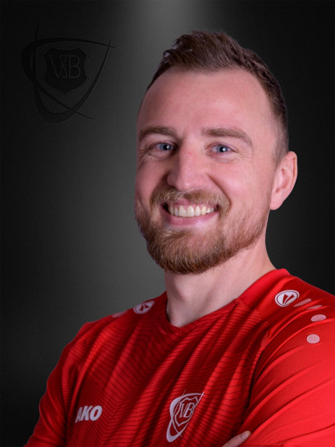 Noch ganz viel Arbeit vor sich: Die Premiere für Peter Beierkuhnlein als Cheftrainer des VfB Hallbergmoos ging daneben. Der spielende, derzeit aber verletzte Co-Trainer hatte unter der Woche das Amt von Gedi Sugzda übernommen, von dem sich der Bayernliga-Aufsteiger nach einer Niederlagenserie getrennt hatte.