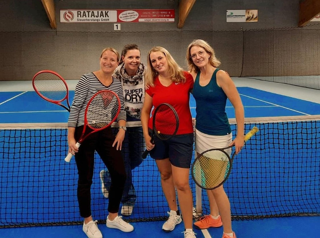Die Damen 30 des VfB Hallbergmoos mit v.l.n.r. Simone Matzkowitz, Claudia Oberpriller, Amelie Bensaada und Diana Kreppold ( nicht auf dem Bild Jana Daniel)