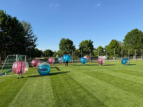 Saisonvorbereitung der anderen Art für die U11-1 des VfB Halbergmoos: Bubble Ball sorgt für viel Spaß