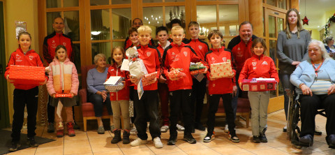 U11-1, U13-1 und U15-1 überbringen Geschenke für die Senioren